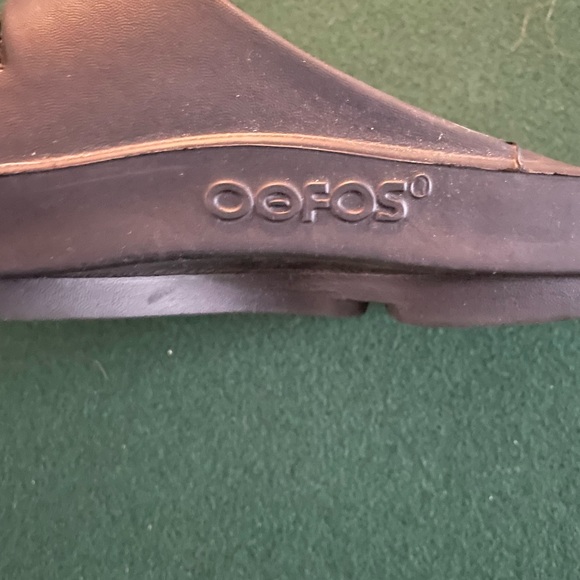 Oofos Men’s Ooaah Slides - Picture 4 of 5